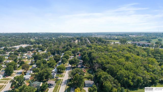 5912 N 69th Street, Omaha, NE 68104