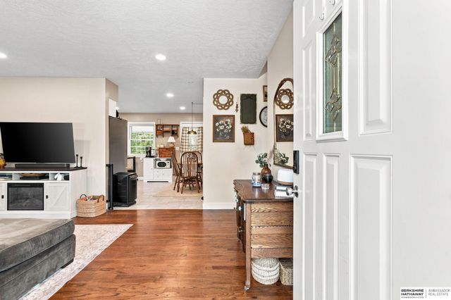 5912 N 69th Street, Omaha, NE 68104