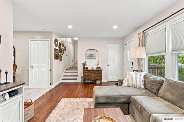 5912 N 69th Street, Omaha, NE 68104