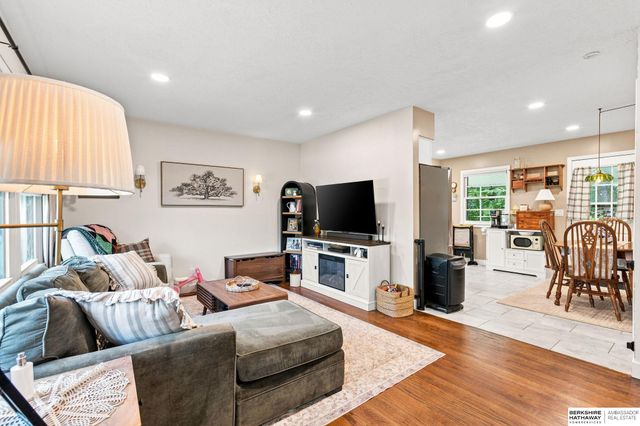 5912 N 69th Street, Omaha, NE 68104