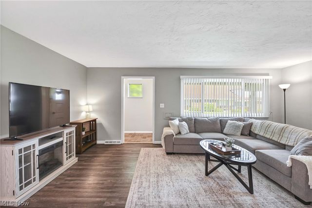 25345 Country Club Boulevard 12-11, North Olmsted, OH 44070