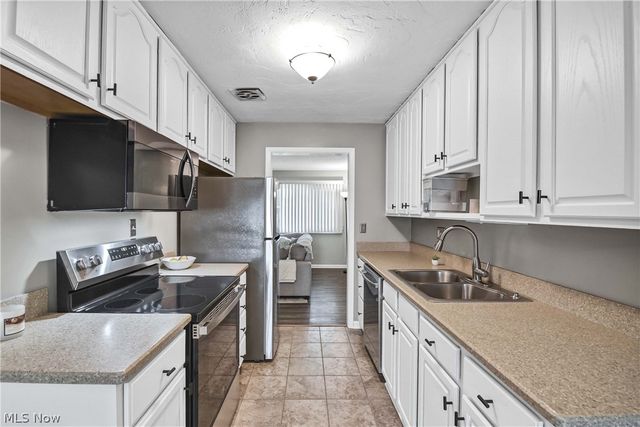 25345 Country Club Boulevard 12-11, North Olmsted, OH 44070