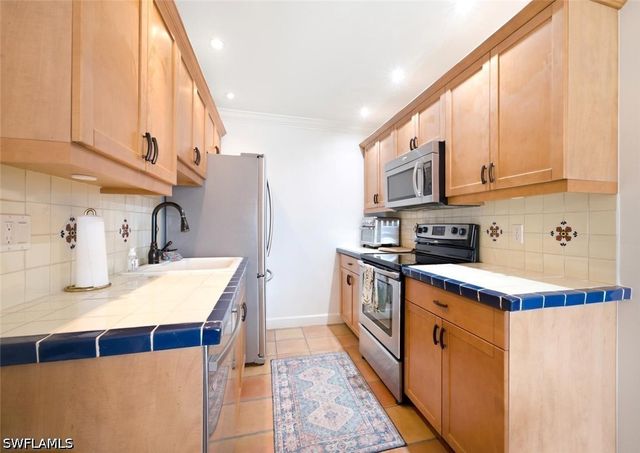 333 Harbour DR 209, Naples, FL 34103