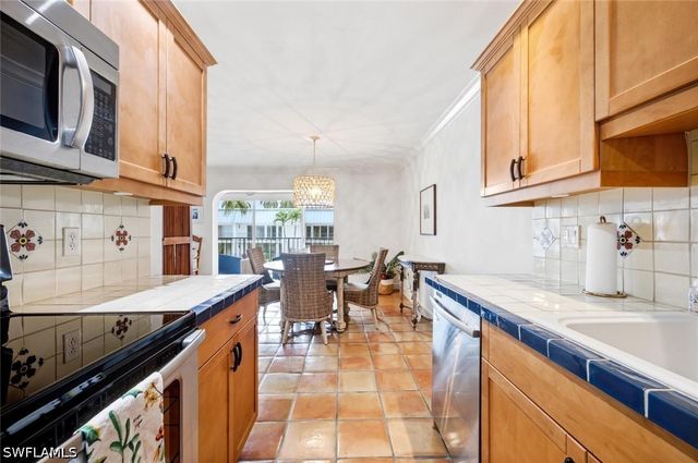 333 Harbour DR 209, Naples, FL 34103