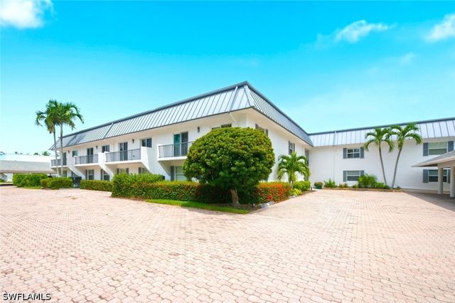 333 Harbour DR 209, Naples, FL 34103