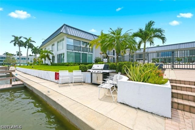 333 Harbour DR 209, Naples, FL 34103