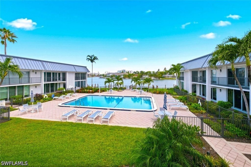 333 Harbour DR 209, Naples, FL 34103