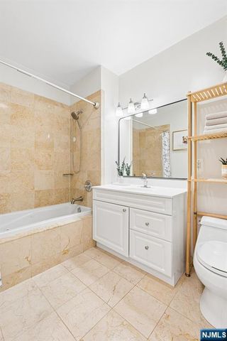 323 Willow Street 2i, Teaneck, NJ 07666