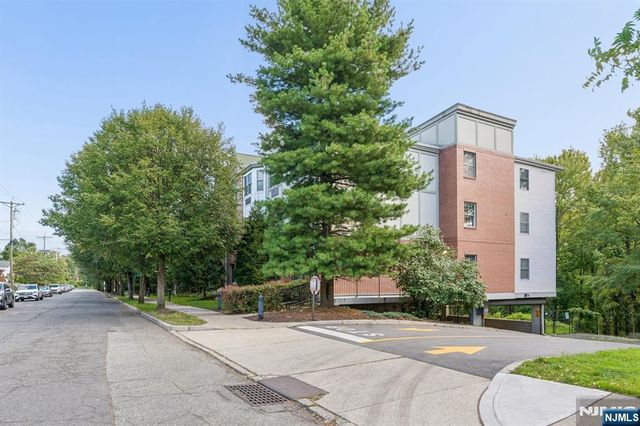 323 Willow Street 2i, Teaneck, NJ 07666