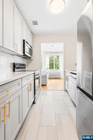 323 Willow Street 2i, Teaneck, NJ 07666