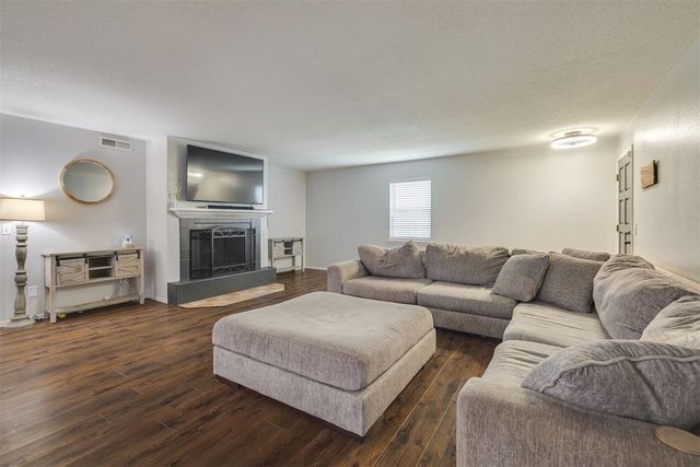 11325 N May Avenue D, Edmond, OK 73120