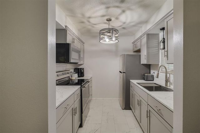 11325 N May Avenue D, Edmond, OK 73120