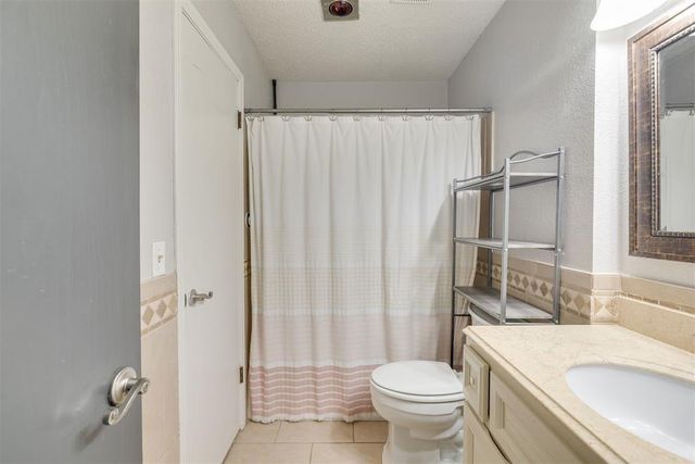 11325 N May Avenue D, Edmond, OK 73120