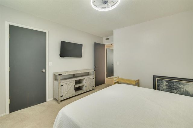 11325 N May Avenue D, Edmond, OK 73120