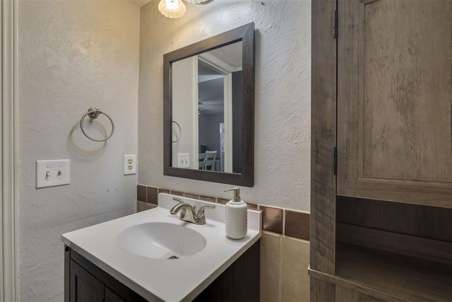 11325 N May Avenue D, Edmond, OK 73120