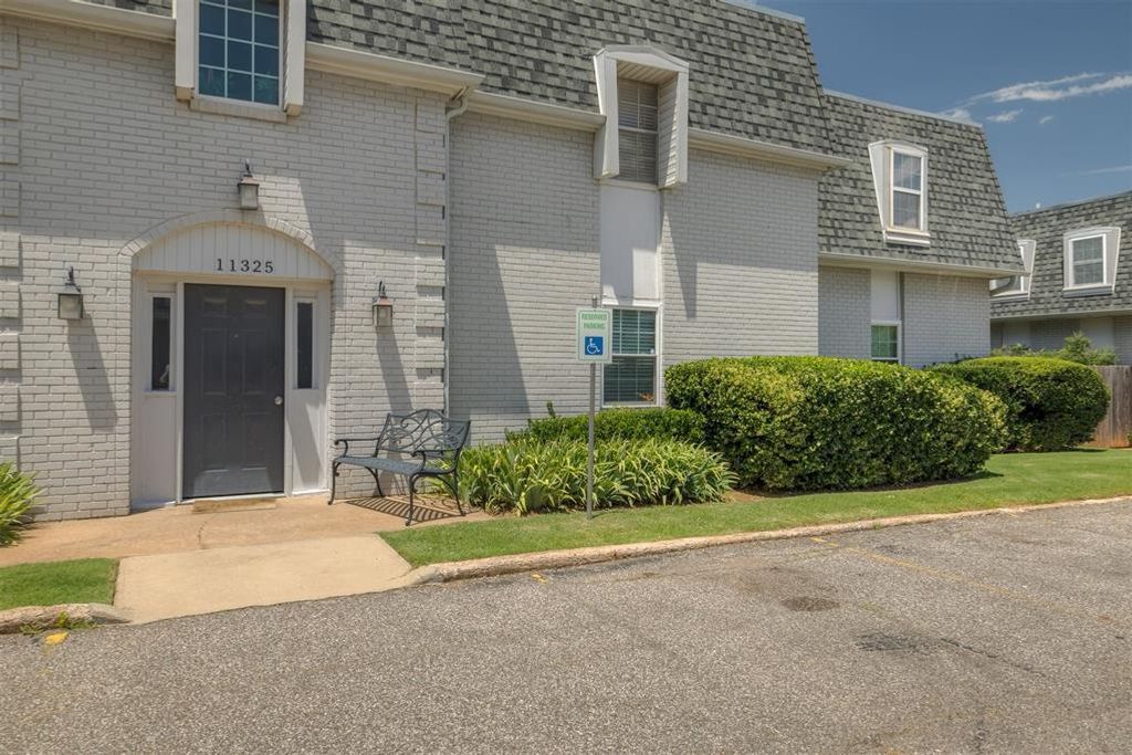 11325 N May Avenue D, Edmond, OK 73120