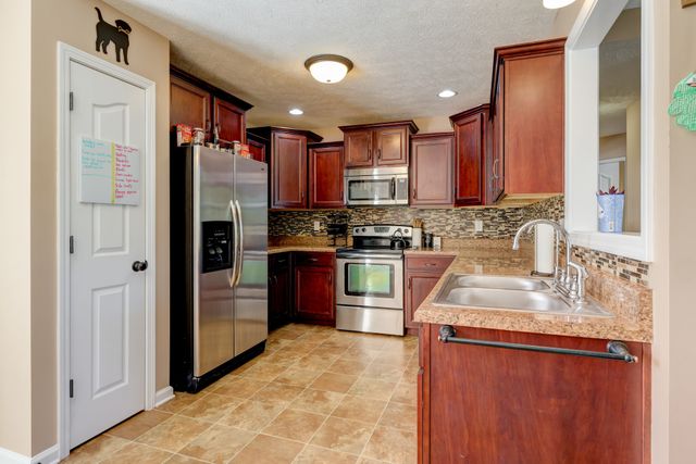 3747 Fox Hole Dr, Clarksville, TN 37040