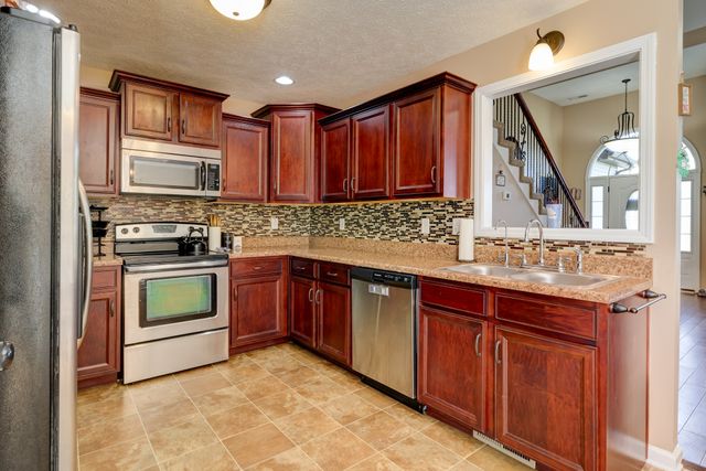3747 Fox Hole Dr, Clarksville, TN 37040