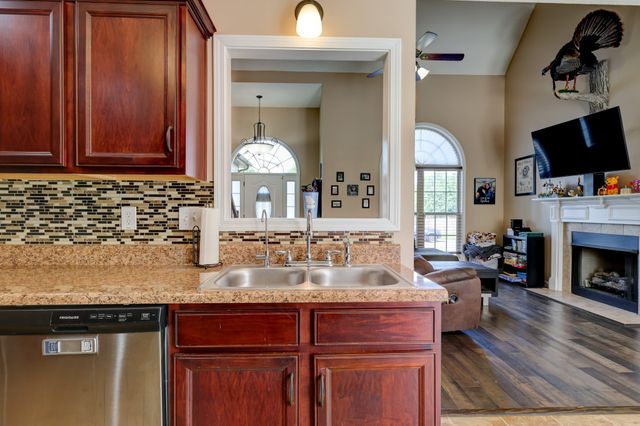 3747 Fox Hole Dr, Clarksville, TN 37040