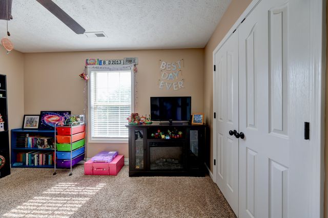 3747 Fox Hole Dr, Clarksville, TN 37040