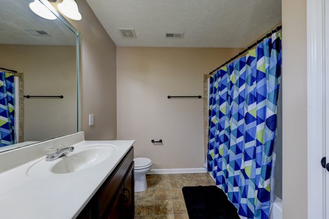 3747 Fox Hole Dr, Clarksville, TN 37040