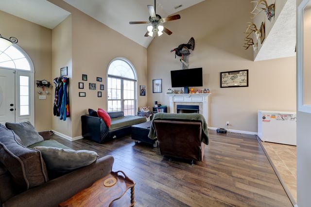 3747 Fox Hole Dr, Clarksville, TN 37040