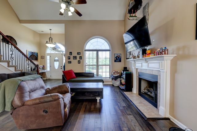 3747 Fox Hole Dr, Clarksville, TN 37040