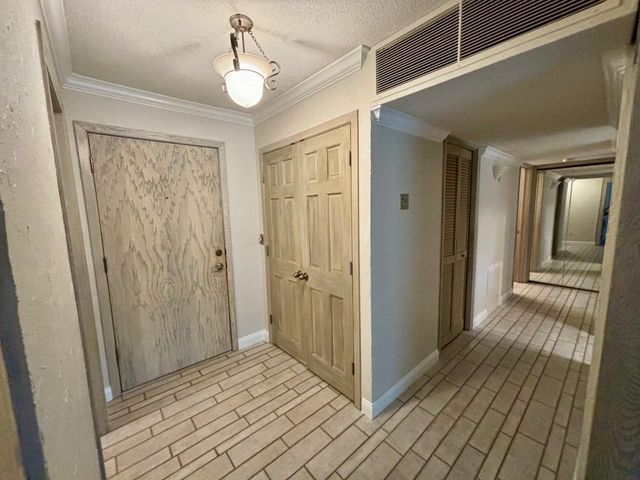6075 Lincoln Drive 201, Edina, MN 55436