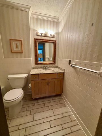 6075 Lincoln Drive 201, Edina, MN 55436