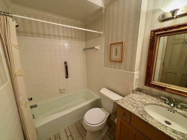 6075 Lincoln Drive 201, Edina, MN 55436
