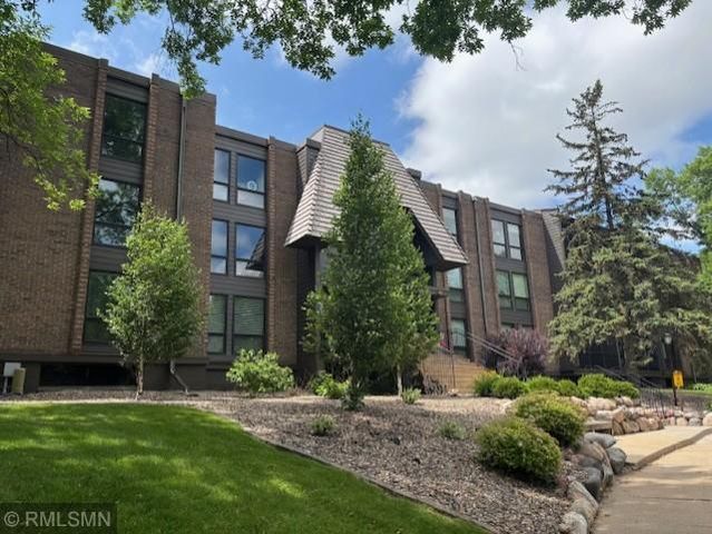 6075 Lincoln Drive 201, Edina, MN 55436