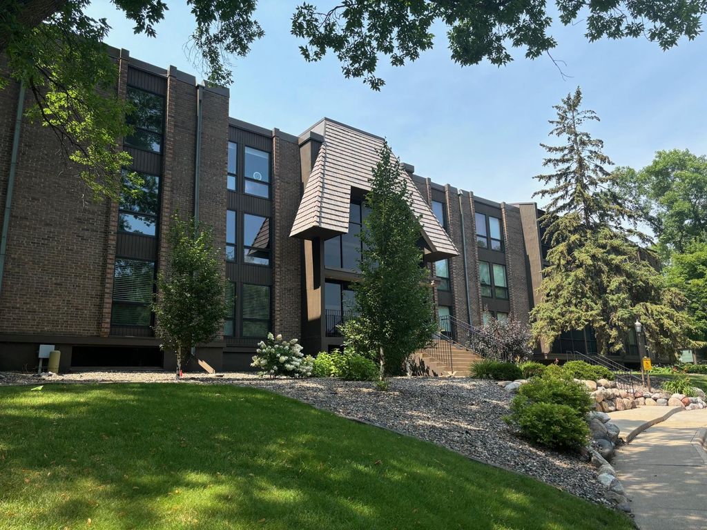 6075 Lincoln Drive 201, Edina, MN 55436