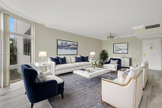 20100 W Country Club Dr 204, Aventura, FL 33180