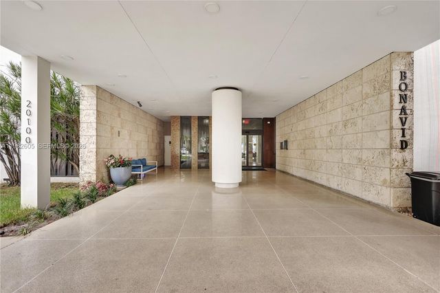 20100 W Country Club Dr 204, Aventura, FL 33180