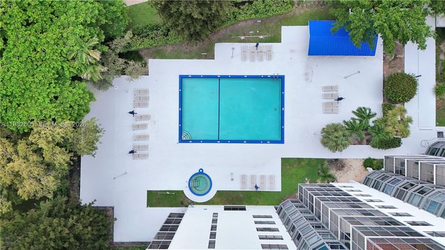 20100 W Country Club Dr 204, Aventura, FL 33180