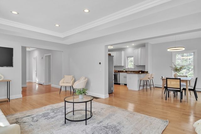 10 Moss St, Burlington, MA 01803