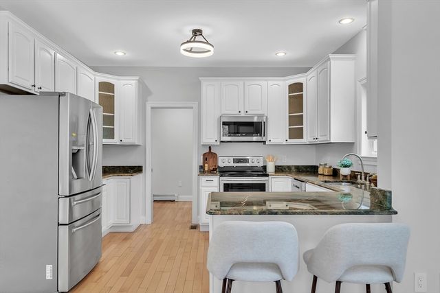 10 Moss St, Burlington, MA 01803