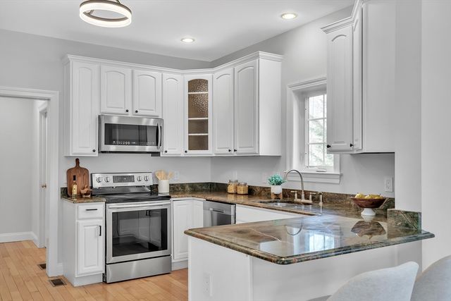 10 Moss St, Burlington, MA 01803