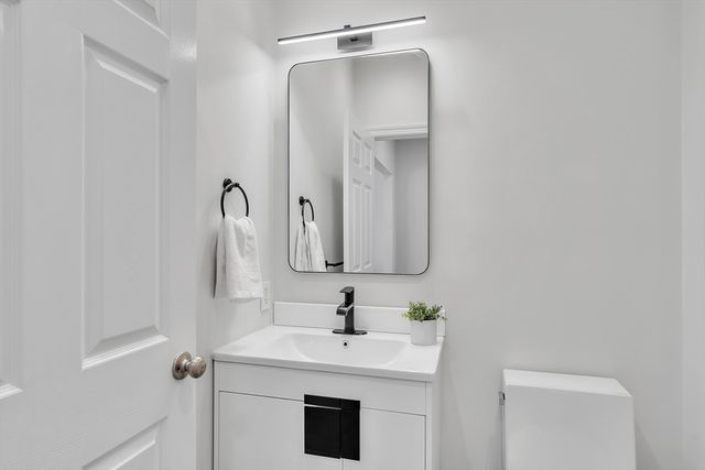 10 Moss St, Burlington, MA 01803