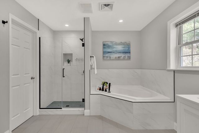 10 Moss St, Burlington, MA 01803