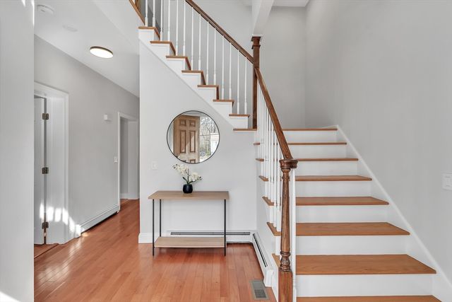 10 Moss St, Burlington, MA 01803