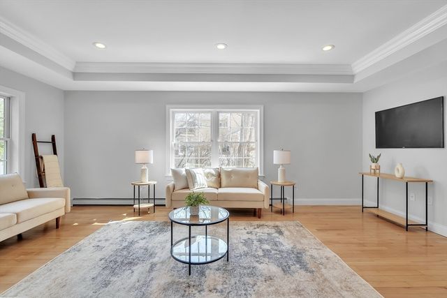 10 Moss St, Burlington, MA 01803