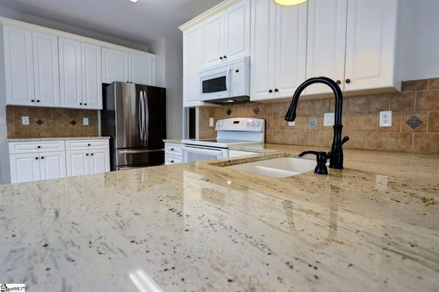 11 Hickory Hollow Court, Greenville, SC 29607