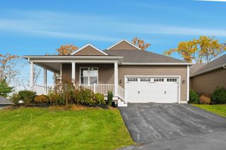 100 Spring Hill Dr 100, Uxbridge, MA 01569