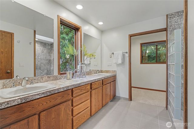 25028 SE Mirrormont Blvd, Issaquah, WA 98027