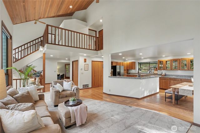 25028 SE Mirrormont Blvd, Issaquah, WA 98027