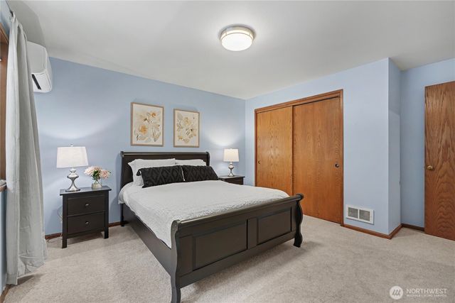 25028 SE Mirrormont Blvd, Issaquah, WA 98027