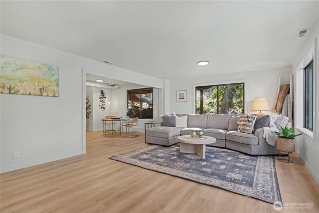 25028 SE Mirrormont Blvd, Issaquah, WA 98027