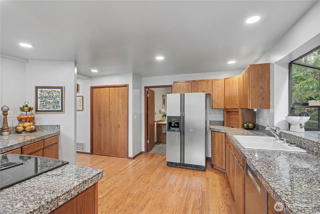 25028 SE Mirrormont Blvd, Issaquah, WA 98027