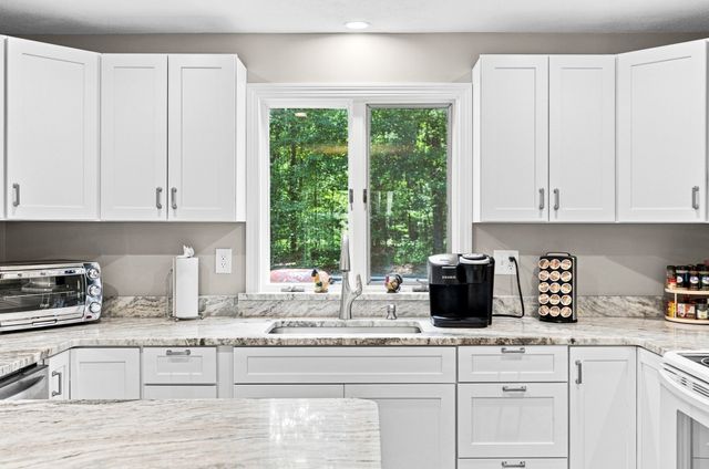 170 Rocky Hill Rd, Rehoboth, MA 02769